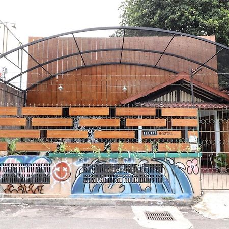 Alexiz Hostel Jogjakarta Buitenkant foto